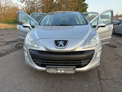 Gebraucht Peugeot 308 Tendance 111 PS (81 kW) 2011 Silber Limousine