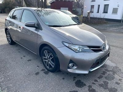 Grau Gebraucht 2015 Toyota Auris Hybrid Limousine | 6.900 € (Guter Preis)