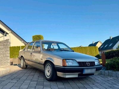 Second-hand Opel Rekord 100 CP (73 kW) 1986 Auriu Berlinǎ