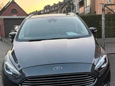 Grau Gebraucht 2016 Ford S-MAX Van / Kleinbus | 13.500 € (Fairer Preis)