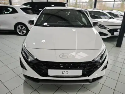Neu Hyundai i20 Blackline 90 PS (66 kW) 2026 Weiss Kleinwagen