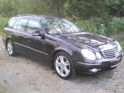 Schwarz metallic Gebraucht 2008 Mercedes E280 Avantgarde Kombi | 13.000 €