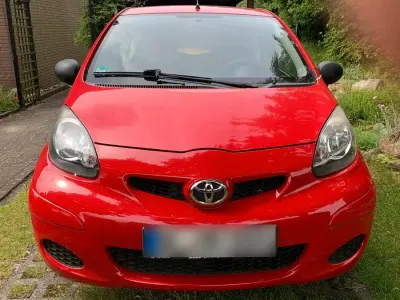 Gebraucht Toyota Aygo 68 PS (50 kW) 2010 Rot Kleinwagen