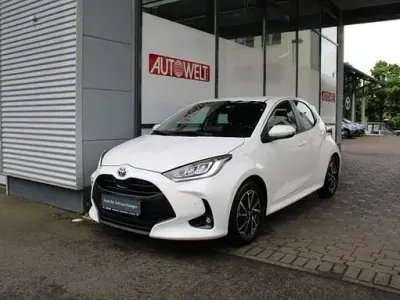 Gebraucht Toyota Yaris Basis 116 PS (85 kW) 2022 Schneeweiß Kleinwagen