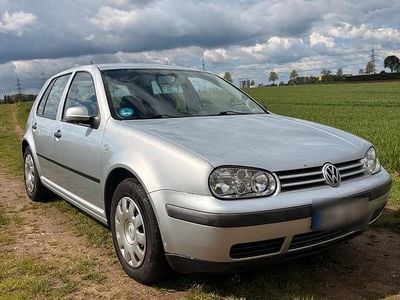 Second-hand VW Golf IV 116 CP (85 kW) 2002 Argintiu Berlinǎ