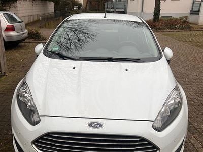 Gebraucht Ford Fiesta 80 PS (58 kW) 2014 Weiß Kleinwagen