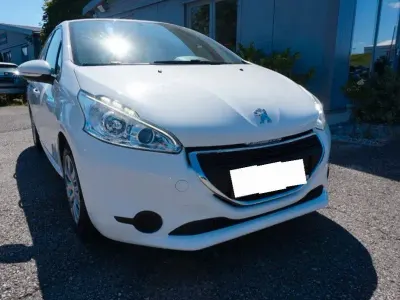 Gebraucht Peugeot 208 82 PS (60 kW) 2015 Weiß Kleinwagen