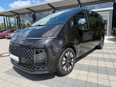 Gebraucht Hyundai Staria Signature 177 PS (130 kW) 2023 Braun Van / Kleinbus