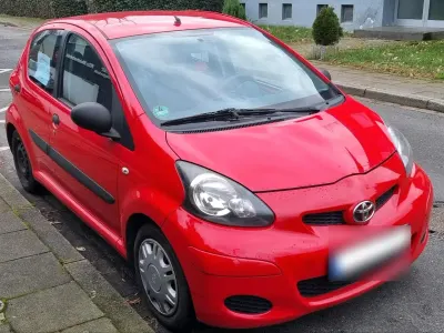 Gebraucht Toyota Aygo 68 PS (50 kW) 2009 Rot Kleinwagen