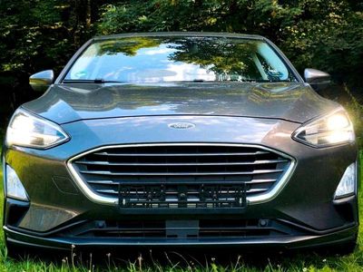 Grau Gebraucht 2018 Ford Focus Limousine | 14.000 € (Etwas zu teuer)