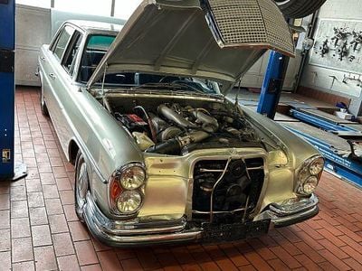 Gebraucht Mercedes 300 250 PS (183 kW) 1970 Silber Limousine