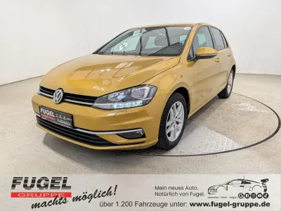 Gebraucht VW Golf VII Comfortline 150 PS (110 kW) 2018 Kurkumagelb metallic Limousine