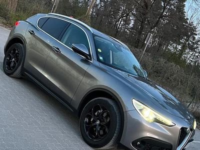 Grau Gebraucht 2017 Alfa Romeo Stelvio Lusso SUV | 23.399 € (Teuer)
