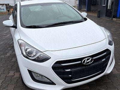 Weiß Gebraucht 2016 Hyundai i30 Trend Limousine | 5.490 € (Superpreis)