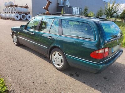 Grün Gebraucht 1996 Mercedes E420 Elegance Kombi | 2.500 €