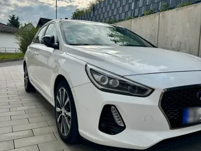 Gebraucht Hyundai i30 120 PS (88 kW) 2017 Weiß Limousine