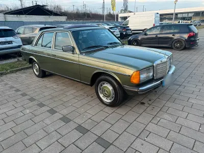 Gebraucht Mercedes 240 74 PS (54 kW) 1983 Grün Limousine