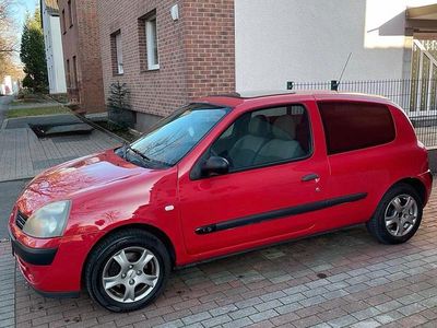 Second-hand Renault Clio II 58 CP (42 kW) 2004 Roșu Hatchback
