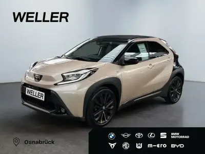 Gebraucht Toyota Aygo Style 72 PS (52 kW) 2023 Ginger beige / night sky black Kleinwagen