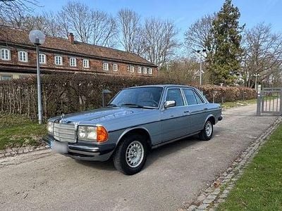 Gebraucht Mercedes 230 136 PS (100 kW) 1982 Blau Limousine