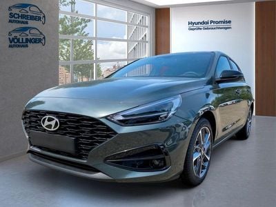 Nieuw Hyundai i30 Advantage 140 PK (102 kW) 2025 Groen Sedan