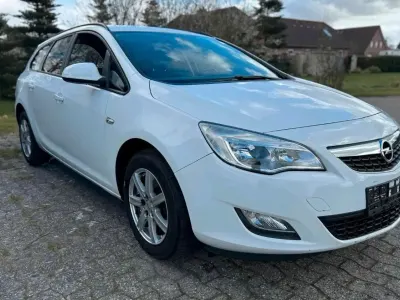 Gebraucht Opel Astra 125 PS (91 kW) 2011 Weiß Kombi