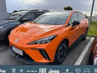 Begagnad MG MG4 EV Luxury 150 kW (204 HK) 2022 Orange Halvkombi