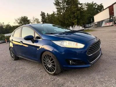Gebraucht Ford Fiesta Titanium 95 PS (69 kW) 2014 Blau Kleinwagen