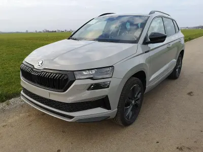 Neu Skoda Karoq SportLine 150 PS (110 kW) 2026 Stahlgrau SUV