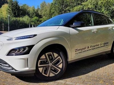 Gebraucht Hyundai Kona Trend 100 kW (136 PS) 2023 Serenity white / phantom black SUV