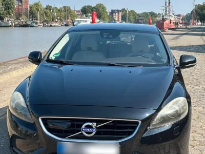 Gebraucht Volvo V40 Momentum 116 PS (85 kW) 2014 Schwarz Limousine