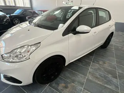 Gebraucht Peugeot 208 Active 82 PS (60 kW) 2019 Weiß Kleinwagen