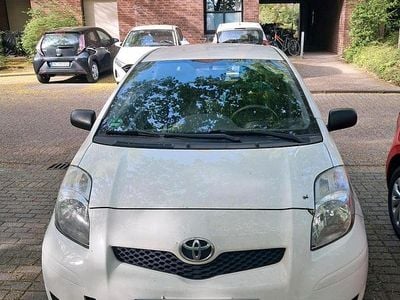 Gebraucht Toyota Yaris 69 PS (50 kW) 2010 Weiß Kleinwagen