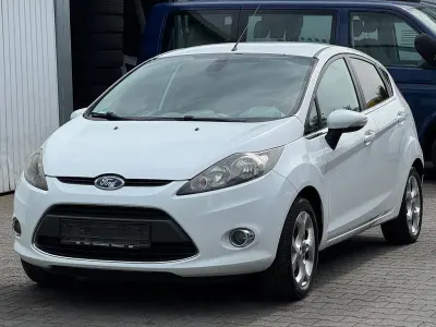 Używany Ford Fiesta Titanium 82 KM (60 kW) 2009 Biały Sedan/Limuzyna