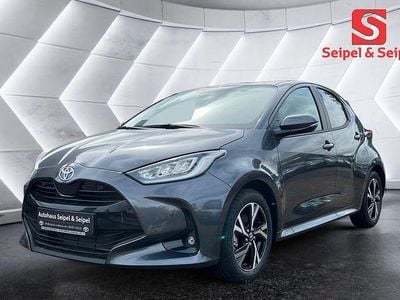 Grau Neu 2025 Toyota Yaris Hybrid Limousine | 27.890 € (Etwas zu teuer)