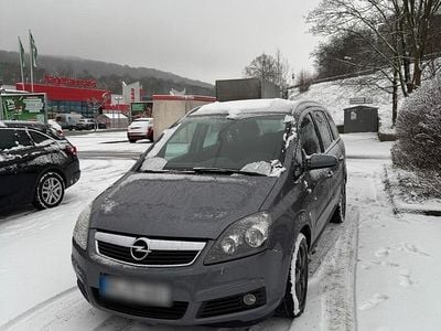 Grau Gebraucht 2005 Opel Zafira Van / Kleinbus | 3.600 € (Etwas zu teuer)