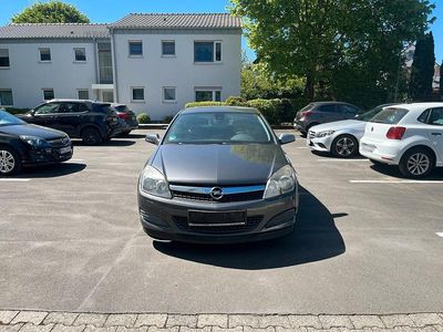 Begagnad Opel Astra GTC 90 HK (66 kW) 2008 Grå Sportkupé