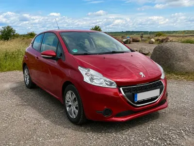 Gebraucht Peugeot 208 Active 82 PS (60 kW) 2015 Rot Kleinwagen