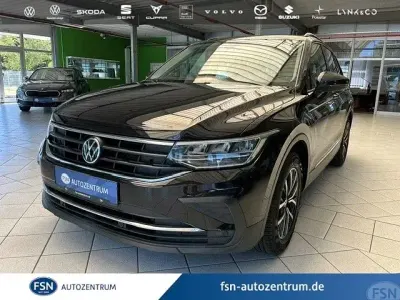 Gebraucht VW Tiguan Life 150 PS (110 kW) 2023 Schwarz SUV