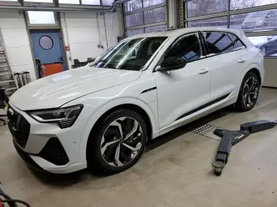 Gebraucht Audi e-tron S-Line 300 kW (408 PS) 2023 Gletscherweiß metallic SUV