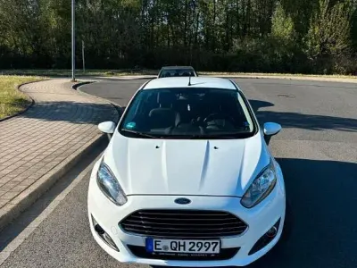 Gebraucht Ford Fiesta Trend 80 PS (58 kW) 2014 Weiß Kleinwagen