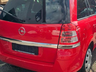 Rot Gebraucht 2010 Opel Zafira Van / Kleinbus | 5.999 € (Teuer)
