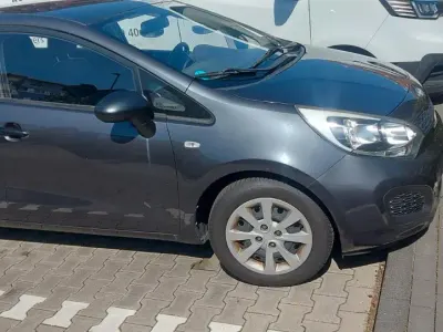Gebraucht Kia Rio Attract 86 PS (63 kW) 2013 Grau Kleinwagen