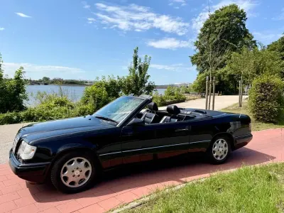 Gebraucht Mercedes E220 150 PS (110 kW) 1994 Schwarz Cabrio
