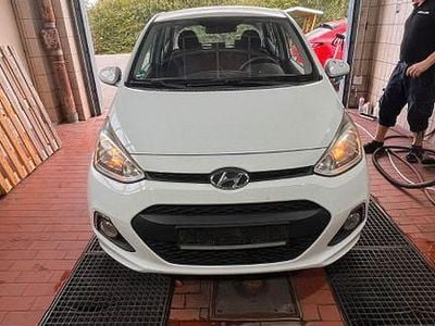 Gebraucht Hyundai i10 YES! Silver 67 PS (49 kW) 2015 Weiß Kleinwagen