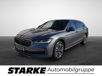 Neu Skoda Superb Selection 150 PS (110 kW) 2026 Grau Kombi