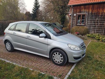 Gebraucht Mercedes B180 116 PS (85 kW) 2010 Silber Van / Kleinbus