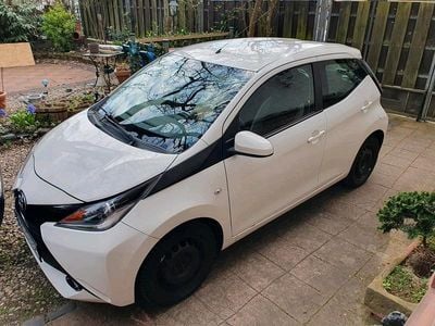 Gebraucht Toyota Aygo 69 PS (50 kW) 2017 Weiß Kleinwagen