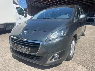 Gebraucht Peugeot 5008 Business-Line 120 PS (88 kW) 2015 Lack grau shark/metallic Van / Kleinbus