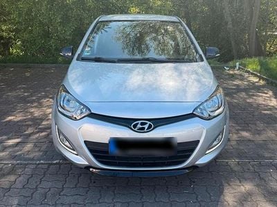 Gebraucht Hyundai i20 75 PS (55 kW) 2015 Silber Limousine